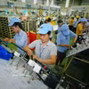 Производство электрических и электронных компонентов в компании Minda Vietnam Auto Components Co., Ltd. (инвестиции Индии) в провинции Футхо (Фото: ВИА)