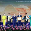 Премьер-министр Фам Минь Тьинь вручает Почетную грамоту корпорации Vietnam Airlines (Фото: ВИА)