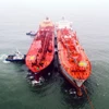 Плавучее складское судно Viet Dragon 68 (справа) принимает партию охлажденного СПГ 