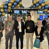 Представитель Vietnam Airlines в Индонезии (третий слева) вместе с первыми пассажирами в международном аэропорту Сукарно–Хатта, Индонезия (Фото: ВИА)
