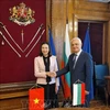 Посол Нгуен Тхи Минь Нгует встречается с министром обороны Атанасом Запряновым