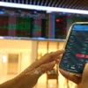 Клиент осуществляет сделки в головном офисе компании Bao Viet Securities (Фото: ВИА)