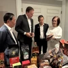 Торговый советник Чан Тху Куинь (справа) знакомит с продукцией высококачественного вьетнамского кофе председателя Канадской ассоциации кофе (второй слева) (Фото: ВИА)