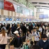 Жители выстраиваются в очередь для прохождения регистрационных процедур и вылета из Ханоя в аэропорту Нойбай утром 13 февраля 2026 года (Фото: ВИА)
