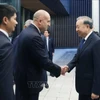 Президент Болгарии Румен Радев приветствует Генсекретаря То Лама во время посещения оборонного предприятия Samel-90 (Фото: ВИА)