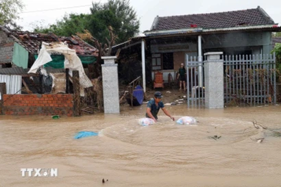 Силы народной общественной безопасности провинции Даклак доставляют продовольствие жителям районов, серьёзно пострадавших от наводнения вдоль реки Баньлай, в ноябре 2025 года. (Фото: ВИА) 