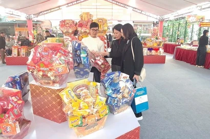 Посетители выставки на туристическом объекте ремесленной деревни по изготовлению благовоний Куангфукау. (Фото: ВИА)