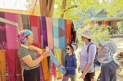 Изделия ручной работы из парчи деревни Ланнгоай пользуются популярностью у туристов, особенно у иностранцев. (Фото: ВИА)