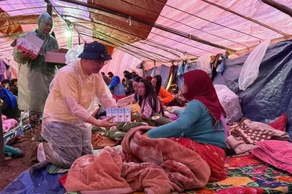 Многие организации и частные лица оказывают поддержку общинам, пострадавшим от наводнений. (Фото: sggp.org.vn) 