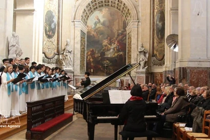 Хор «Кеухыонг» (Родина) выступает на 28-м Международном хоровом фестивале в Париже в соборе Сен-Рош. (Фото: ВИА) 