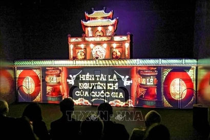 Объект культурного наследия «Императорская цитадель Тханглонг» в Ханое представляет спектакль «Столица Тханглонг» с использованием технологии 3D-мэппинга и цифрового пространства для иммерсивных впечатлений.