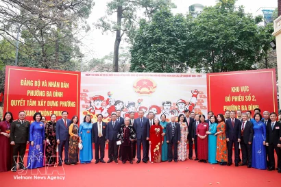 Генеральный секретарь ЦК КПВ То Лам встречается с избирателями на избирательном участке № 2 в квартале Бадинь в Ханое. (Фото: ВИА) 