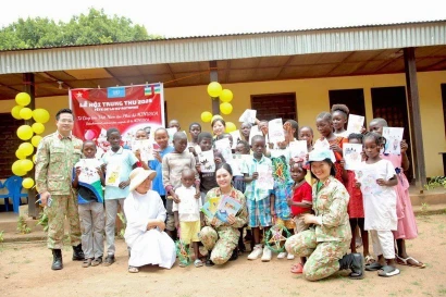 Вьетнамские солдаты-«голубые береты» дарят радость Праздника середины осени детям из малообеспеченных семей в Центральноафриканской Республике. (Фото: VietnamPlus)
