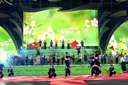 Выступление на вечере культурного обмена Вьетнам – Китай, проведённом в рамках Недели туризма и культуры провинции Лайтяу 2024 года. (Фото: ВИA)