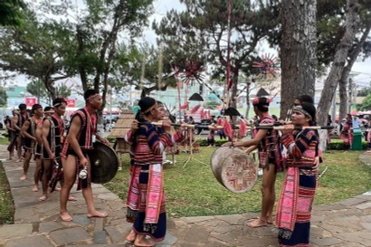 Выступление с исполнением на гонгах представителей этнических меньшинств в Центральной части Вьетнама – Тэйнгуен. (Иллюстративное фото: ВИА) 
