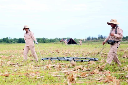 Члены группы MAG ведут работы по разминированию в общине Дайчать, провинция Куангчи. (Фото: ВИА)