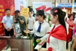 VNR ввела в эксплуатацию систему контроля билетов с использованием биометрических технологий через аутентификацию по удостоверению личности гражданина на вокзале Ханоя. (Фото: VTV).