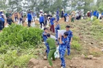 Провинция Хатинь мобилизовала сотни людей из числа военных, полиции, береговой охраны и местных жителей для срочного укрепления дамбы Хойтхонг. (Фото: ВИА).