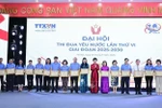 Генеральный директор ВИА Ву Вьет Чанг вручает Почётные грамоты лицам, добившимся выдающихся результатов в движении патриотического соревнования в период 2020–2025 годов. (Фото: ВИА).