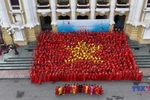 Шестьсот женщин столицы, одетых в традиционные платья аозай, создали вьетнамский государственный флаг на площади Августовской революции перед Ханойским оперным театром. (Фото: ВИА).
