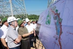 Премьер-министр Фам Минь Тьинь провел проверку строительства проекта линии электропередачи 500 кВ Лаокай – Виньиен на территории общины Тхайхоа, провинция Футхо. (Фото: ВИА).