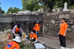Добровольцы высаживают цветы и приводят в порядок территорию вокруг могилы принцессы Нгок Хоа в Нагасаки. (Фото: ВИА).