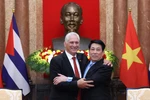 Президент Государства Лыонг Кыонг с Первым секретарём Коммунистической партии Кубы и Президентом Кубы Мигелем Диасом-Канелем Бермудесом. (Фото: ВИА)