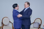 Премьер-министр Вьетнама Фам Минь Тьинь (слева) встречается со своим малайзийским коллегой Анваром Ибрагимом в Рио-де-Жанейро 6 июля. (Фото: ВИA)