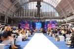 На выставке Source Fashion London состоялся круглый стол с участием розничных компаний, дизайнеров, специалистов по материалам и заинтересованных лиц, посвящённый тенденциям в текстильной и модной индустрии Великобритании и мира. Фото: (ВИА)