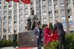 Супруга Генерального секретаря Нго Фыонг Ли и губернатор Санкт-Петербурга А. Беглов провели церемонию торжественного открытия площади имени Хо Ши Мина. (Фото: ВИА)