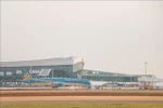Широкофюзеляжный самолёт Boeing 787-9 авиакомпании Vietnam Airlines выполняет технический рейс из аэропорта Таншоннят в аэропорт Лонгтхань. (Фото: ВИА)