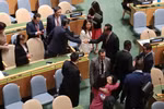 Множество государств-членов ООН пришли поздравить Вьетнам с высоким результатом голосования. (Фото: ВИА).