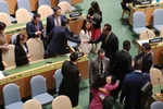Множество государств-членов ООН пришли поздравить Вьетнам с высоким результатом голосования. (Фото: ВИА).