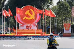 Символы серпа и молота, партийный флаг и Государственный флаг торжественно размещены на перекрёстке улиц Дьенбьенфу – Доклап – Чу Ван Ан в честь XIV Всевьетнамского партийного съезда. (Фото: ВИА)