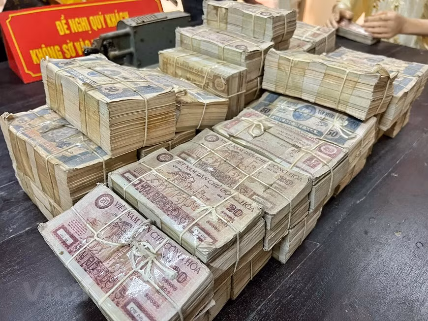 В сопровождении министра финансов Ле Ван Хиена и директора фабрики Фам Куанг Чука вождь беседовал с официальными лицами, рабочими и охраной фабрики. Большинство этапов в процессе печатания денег выполнялись вручную. Несмотря на их низкое качество и эстетическую ценность, вьетнамские банкноты, произведенные в то время, стали исторической вехой в стране, когда они были официально использованы 3 февраля 1946 года, заменив французский индокитайский пиастр. На банкнотах был портрет президента Хо Ши Мина. Первые банкноты стали политическим оружием борьбы на экономическом и финансовом фронте, а также способом отказа от индокитайских банкнот французов. Банкнота наибольшего номинала составляла 100 донгов, которую называли банкнотой «зеленый буйвол», поскольку на ее оборотной стороне было изображение буйвола. (Фото: Вьетнам+) 