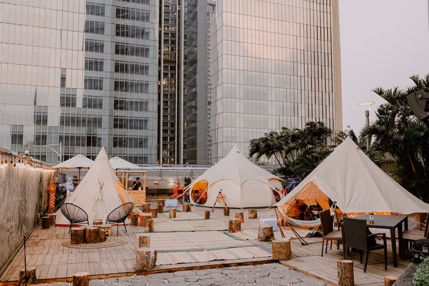 Палатки, открытые чуть более месяца назад - полностью забронированы. Lotte Center Hanoi - это небоскреб в районе Бадинь в Ханое. Завершенная 2 сентября 2014 года башня насчитывает 65 этажей. Центр выполнен в современном архитектурном стиле и спроектирован американской компанией Callison. Эта башня является третьим по высоте зданием во Вьетнаме после Landmark 81 в Хошимине и башни Keangnam Hanoi Landmark Tower в районе Ханоя Каузай. Lotte Center Hanoi включает в себя офисы, 5-звездочный отель, универмаг Lotte на 6-м этаже, обслуживаемые резиденции, спа-салон Evian, торговый центр Lotte Mart, рестораны и смотровую площадку. Место для глэмпинга, расположенное на 7-м этаже Lotte Center Hanoi, великолепно оформлено. (Фото: Вьетнам+)