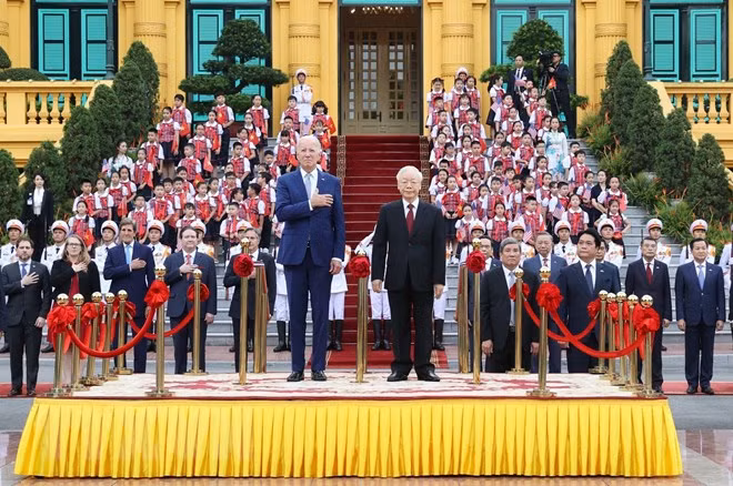 Генеральный секретарь ЦК КПВ Нгуен Фу Чонг и президент США Джо Байден на церемонии поднятия флагов. (Фото: ВИА)