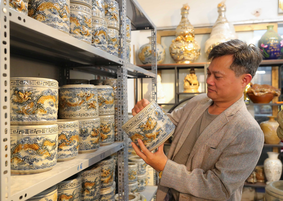 Покупатели предпочитают покупать курильницы для благовоний с изоображением Дракона и Феникса. (Фото: ВИА)