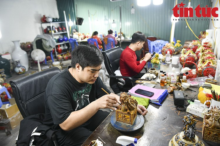 На изготовление одной керамической печати уходит около двух часов. (Фото: ВИА)