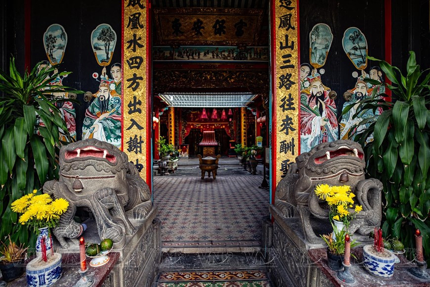 Иностранные туристы приезжают сюда, чтобы осмотреть пагоду Киен Ан Кунг и выразить свое почтение. (Фото: ВИА)