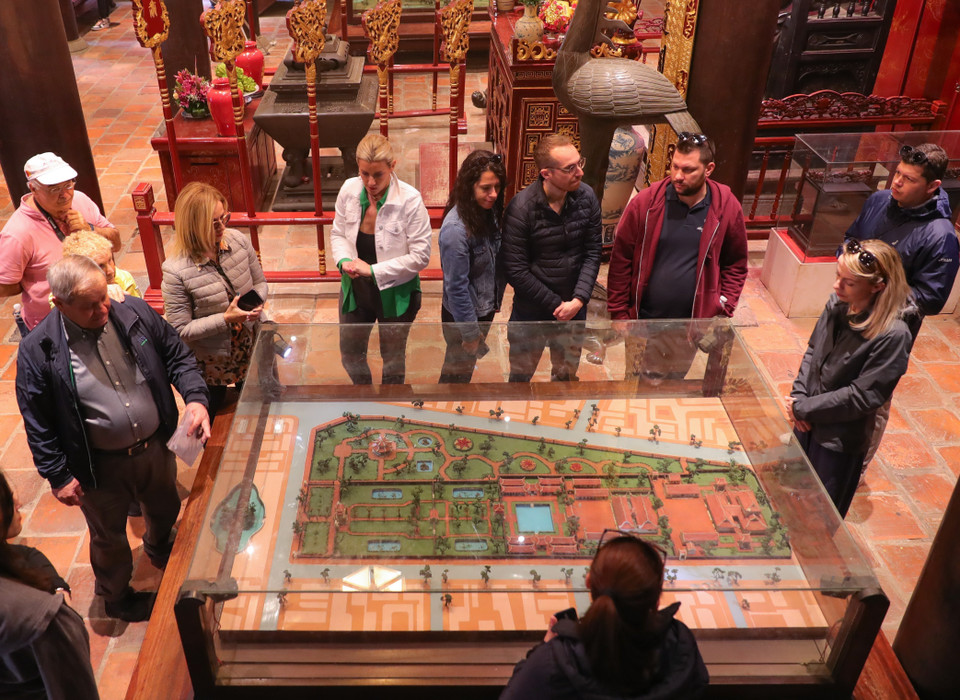 Туристы рассматривают макет Храма литературы – Куок Ты Жама. (Фото: ВИА)