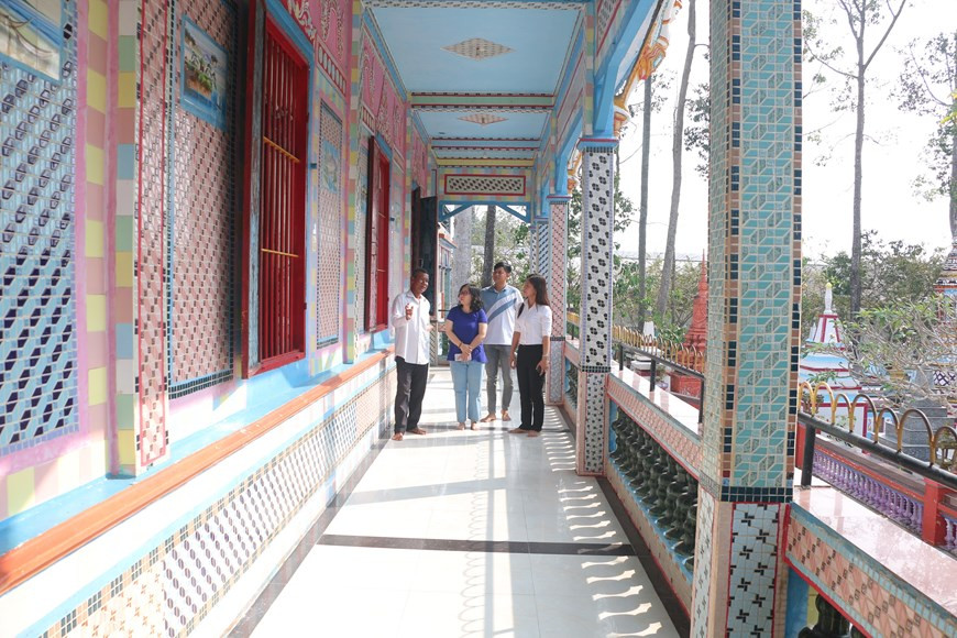 Коридор главного зала пагоды Шалон, стены и колонны которого украшены характерными чашами и блюдцами. (Фото: ВИА)