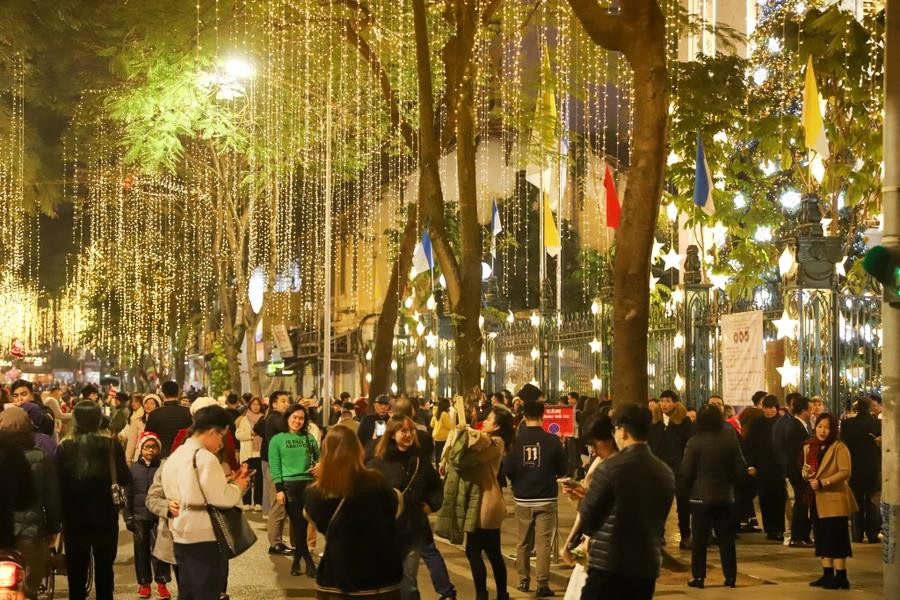 В канун Рождества много молодых людей и семей выходят на улицу. (Фото: Vietnam+)