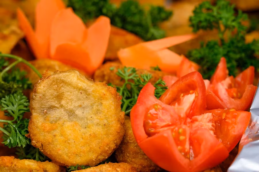 Мбаттан — жареные картофельные шарики с мясной начинкой, которые подаются на праздниках в Ливии. Начинка готовится из разнообразных овощей и говядины, затем укладывается в слой теста, смазывается яйцом, обваливается в слое панировочных сухарей и обжаривается до готовности. Наслаждаясь этим блюдом, посетители могут почувствовать хрустящий слой снаружи и насыщенную начинку внутри. (Фото: Vietnam+)
