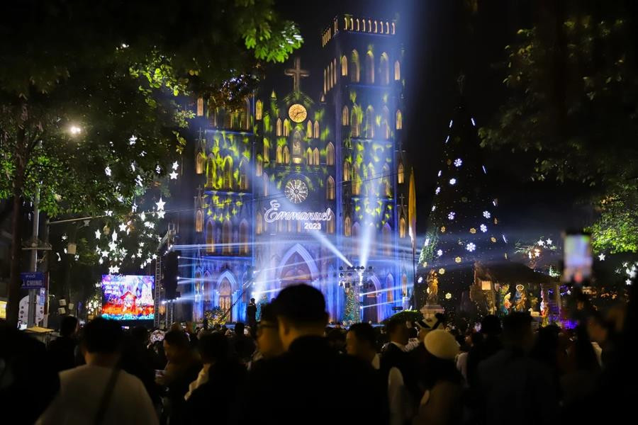 Согласно католической истории, Иисус родился в пещере в ночь на 24 декабря, был положен в ясли и окружен пастухами, овцами и ослами, которые согревали его в холодную ночь.(Фото: Vietnam+)