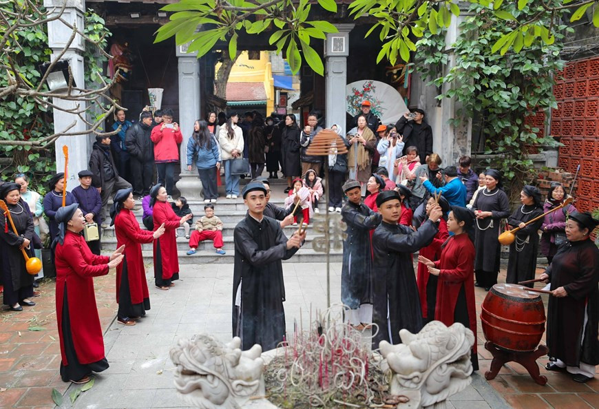 Исполнение песни Соан в храме Кимнган. (Фото: ВИА)