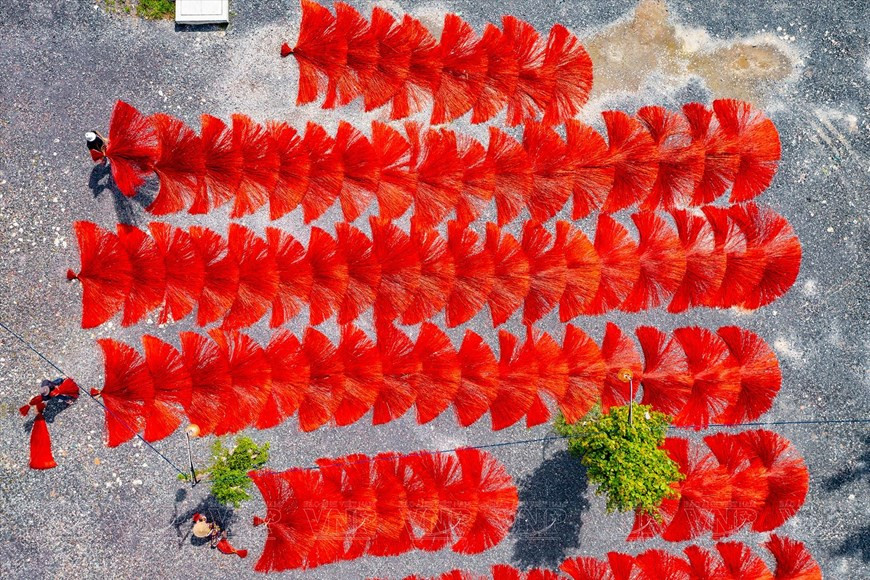 Циновки из ротанга, окрашенные в красный цвет, сушатся на солнце (Фото: ВИА)