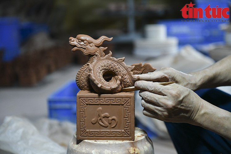 Ремесленники из традиционной гончарной деревни Батчанг наносят последние штрихи на свои работы в преддверии праздника Тет. (Фото: ВИА)