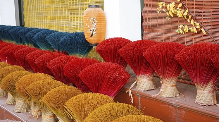 Что отличает благовония из ремесленной деревни, так это использование исключительно растительных ингредиентов, таких как агаровое дерево, кедр, кипарис, корица и другие. (Фото: ВИА)