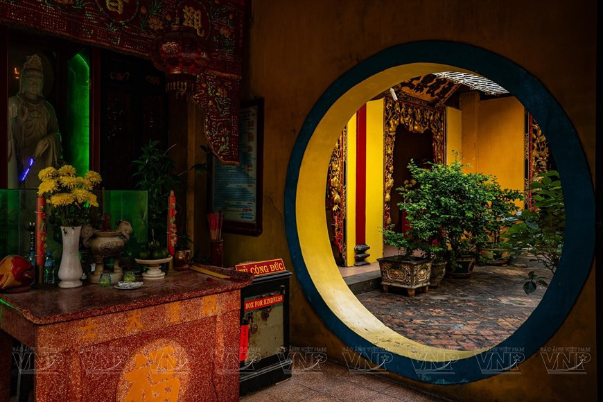  Иностранные туристы приезжают сюда, чтобы осмотреть пагоду Киен Ан Кунг и выразить свое почтение. (Фото: ВИА)